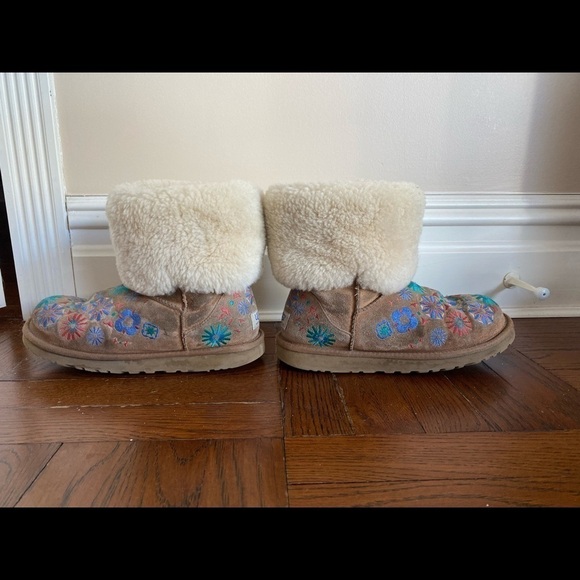 UGG Limited Edition Suede Floral Embroidered Sheepskin Foldover Cuff Boo… - Picture 6 of 10